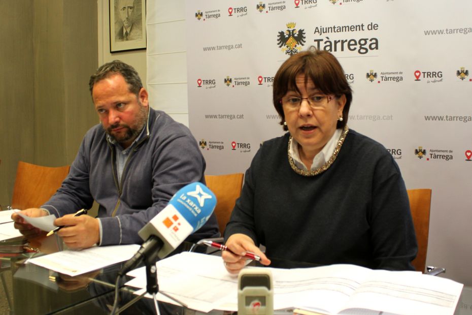 1450443602L'alcaldessa Rosa Maria Perello (grup CiU) ) ha presentat el pressupost del 2016 amb el regidor Silveri Caro (grup PSC).JPG